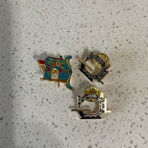 Vintage Sewing Machine Brooch Set